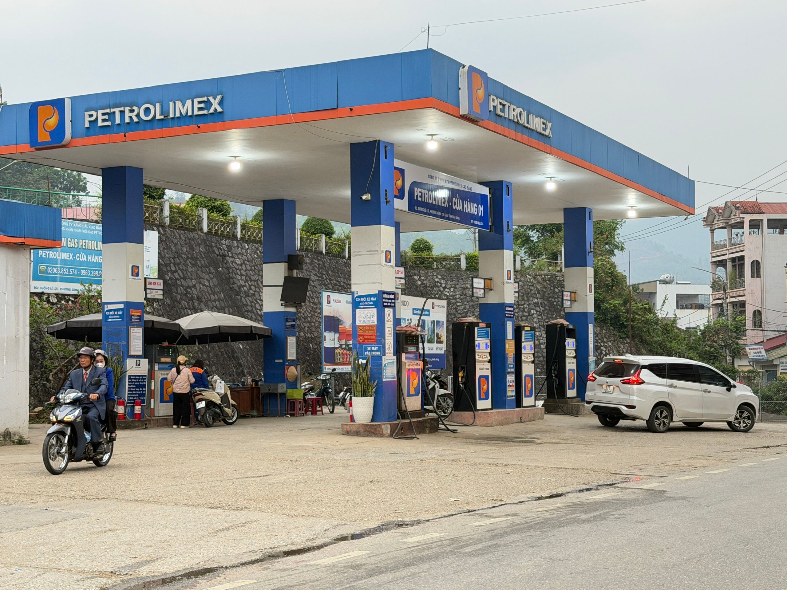 Giá xăng dầu ngày hôm nay 16/10/2026: Xăng dầu đồng loạt giảm, Petrolimex chủ động giảm thêm 300 đồng/lít.