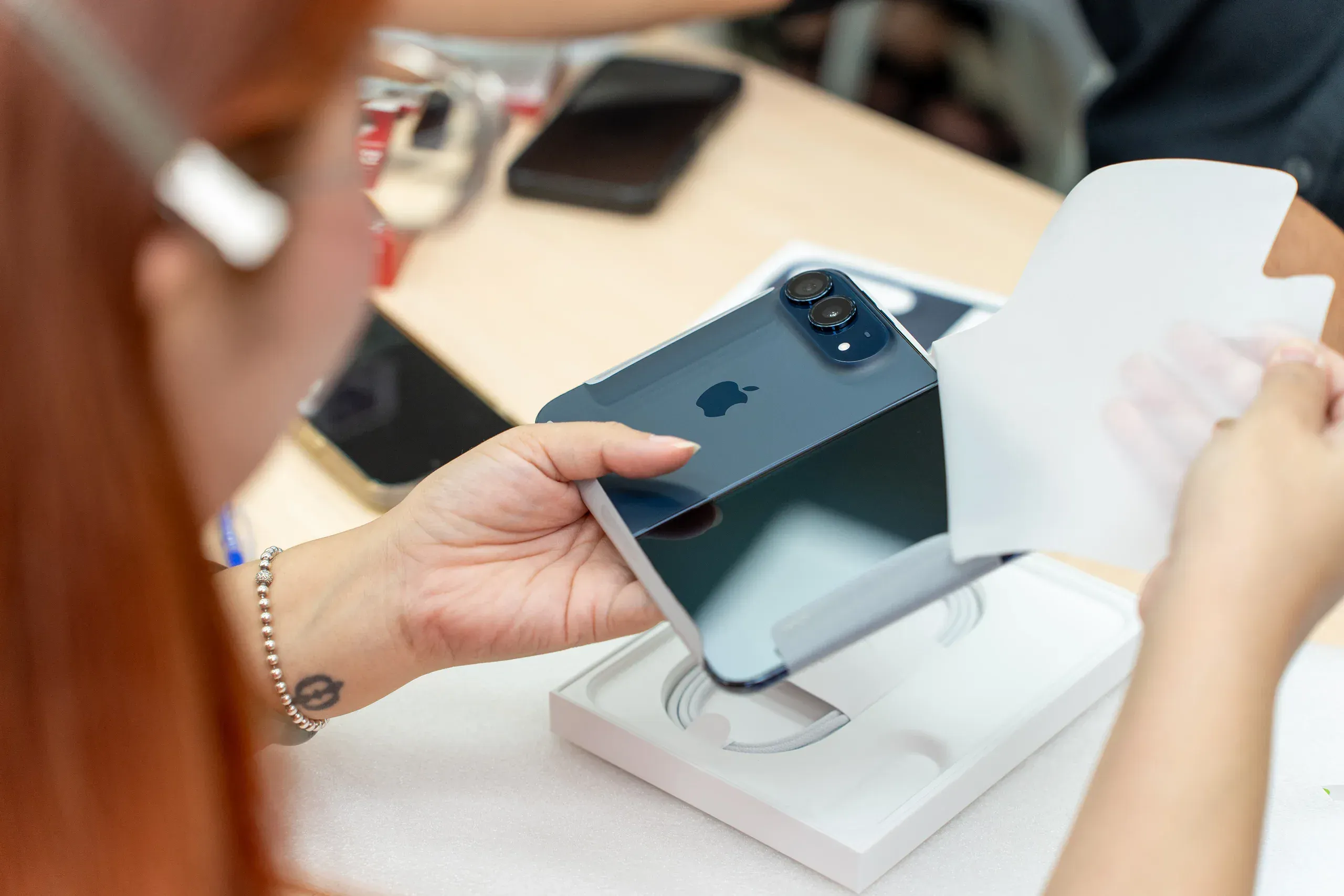 iPhone Duo mở bán tại Việt Nam, nhiều khách phải chờ đợt giao hàng sau, giá chợ đen "nhảy múa" 