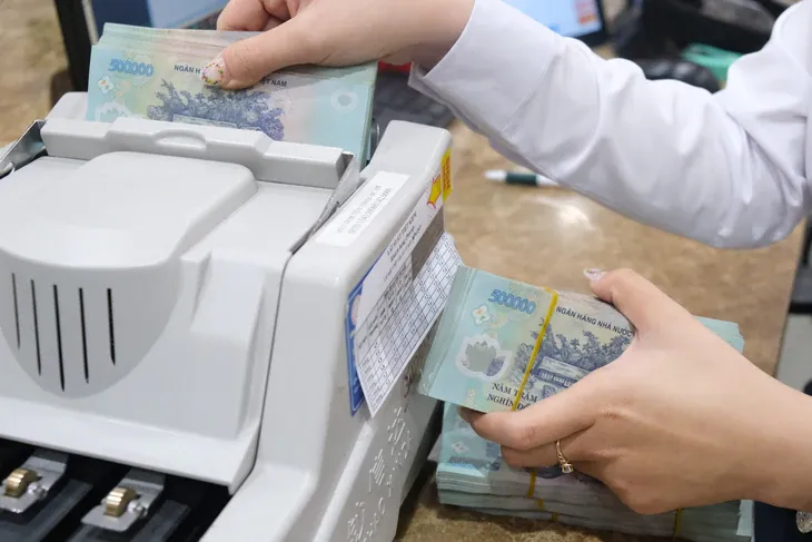 Lãi suất niêm yết giảm, lãi suất 'thật' vẫn '8 chấm, 9 chấm'