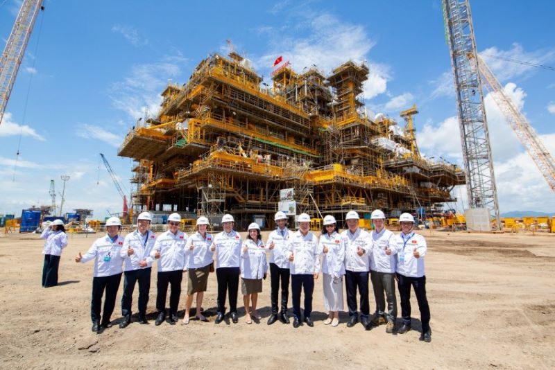 tap-doan-nang-luong-hoa-ky-xuc-tien-dau-tu-dien-gio-ngoai-khoi-tai-tp-hcm.jpg