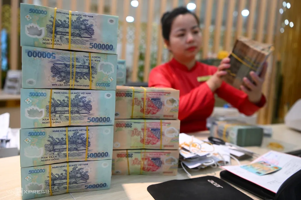 Lãi suất tiết kiệm giảm đồng loạt