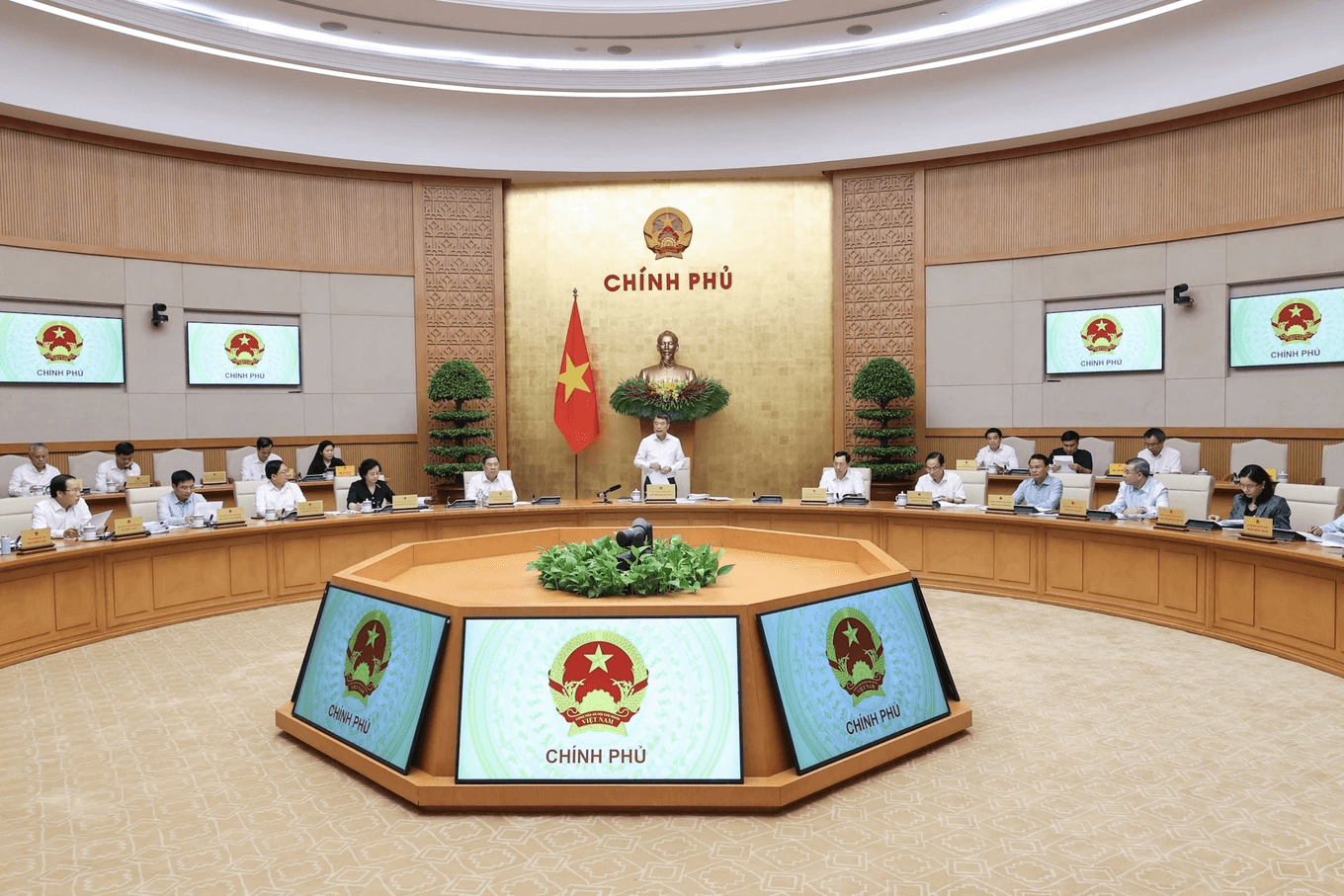 Chính phủ đưa ra chỉ đạo mới về điều hành giá điện, dịch vụ y tế và giáo dục.