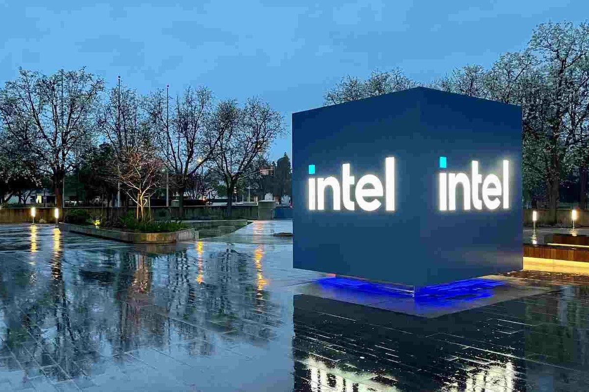 Cổ phiếu Intel giảm 27% từ đỉnh, chuyên gia Phố Wall vẫn lạc quan
