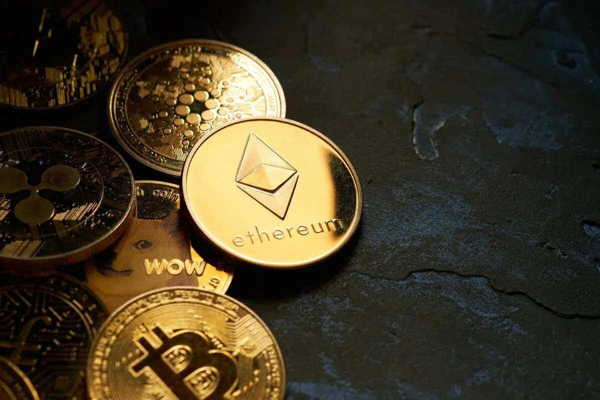 Intesa Sanpaolo của Ý mở rộng danh mục tiền điện tử lên 235 triệu USD với bổ sung XRP và Ethereum