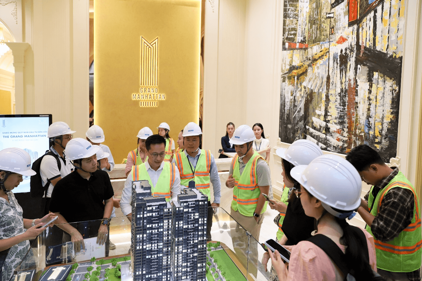khach-hang-chuyen-gia-phan-tich-dai-dien-quy-dau-tu-va-cong-dong-tai-chinh-tham-quan-du-an-va-khong-gian-can-ho-mau-the-grand-manhattan-giua-thang-7-2026.png