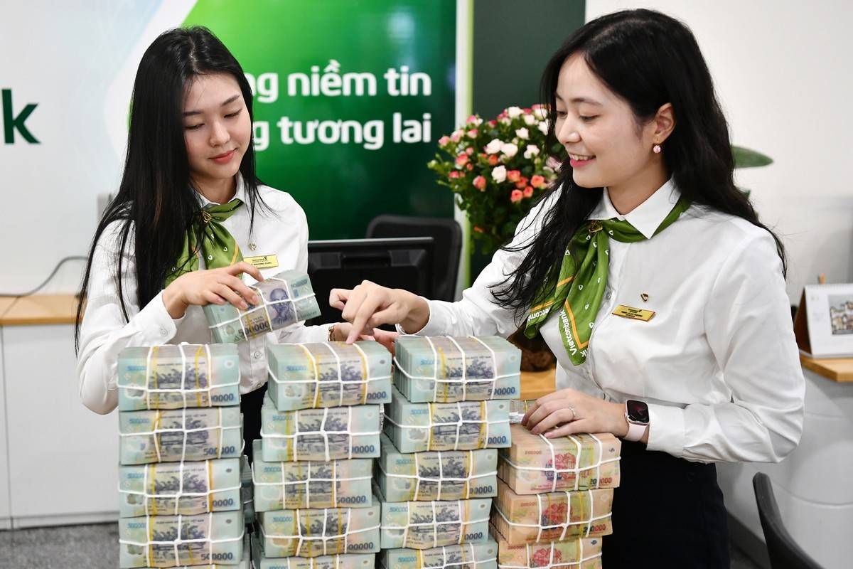 Lãi suất ngân hàng hôm nay 13/8 Biến động trái chiều, VCBNeo tăng mạnh lên 7,8%/năm