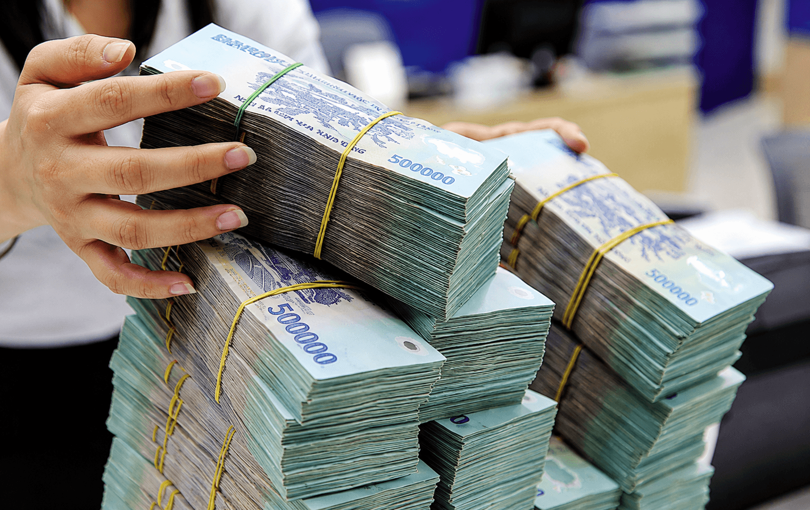 Lãi suất qua đêm liên ngân hàng lao dốc về 1,3%/năm, thấp nhất kể từ đầu năm