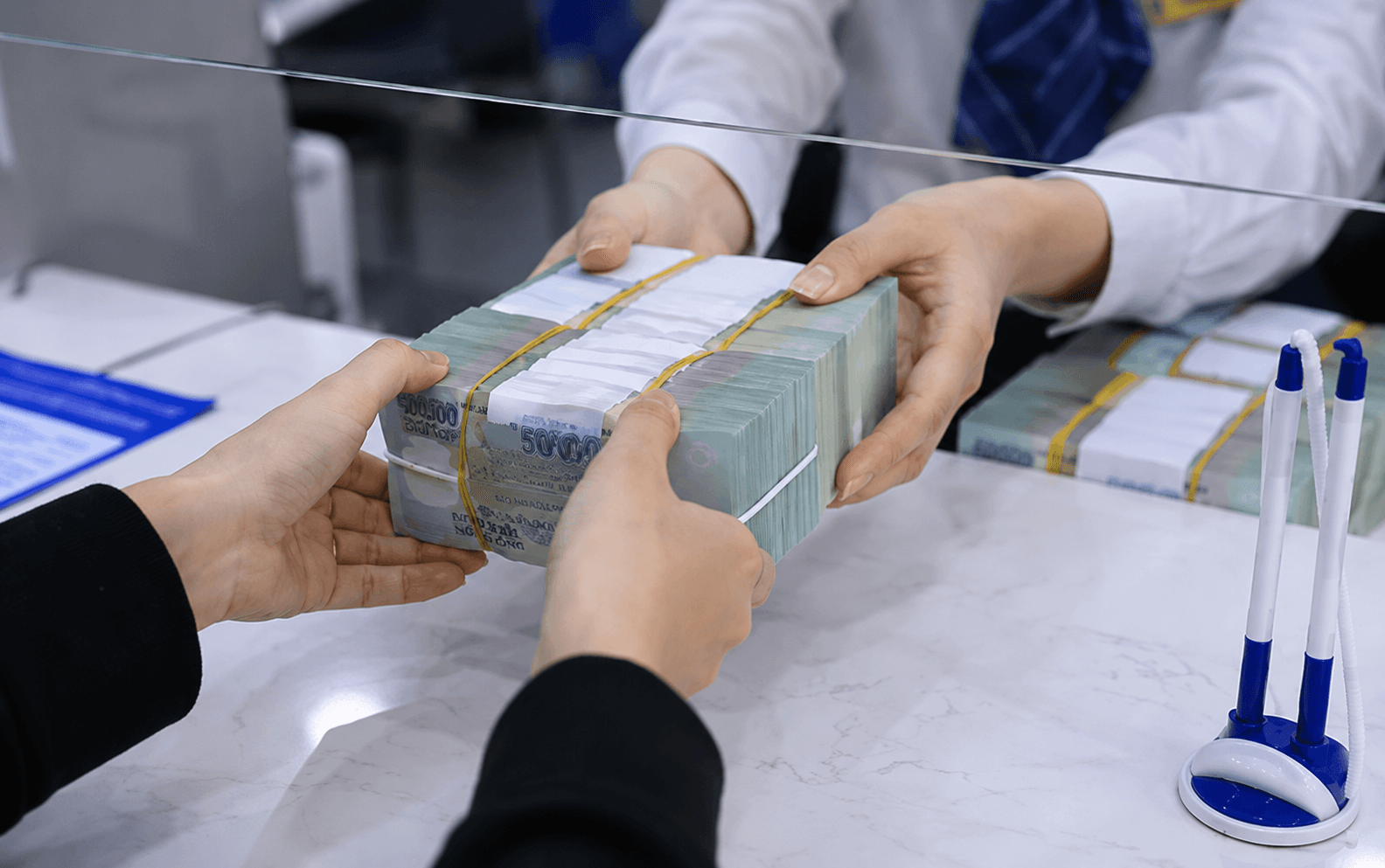 Lãi suất qua đêm liên ngân hàng về vùng trên 1%