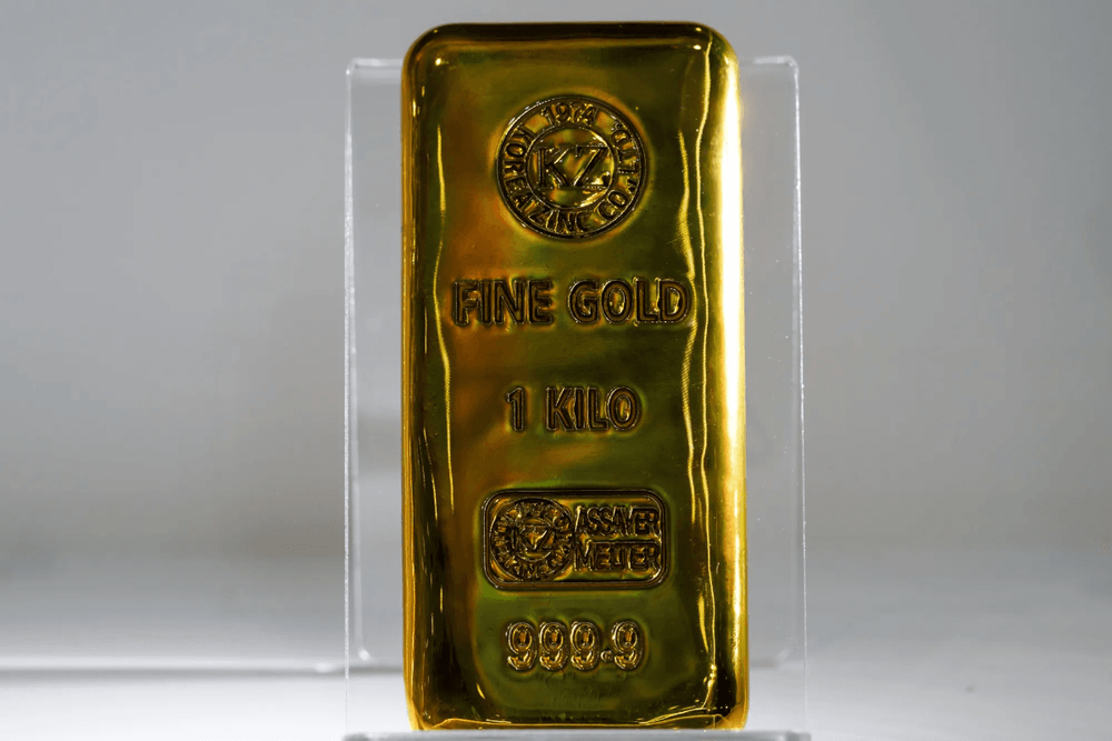 Giá vàng giảm hơn 100 USD/oz khi dầu thô vượt mốc 100 USD/thùng