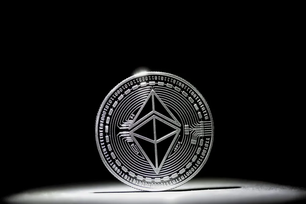 Ethereum (ETH) vượt trên $2,000 khi động lực tăng giá quay trở lại