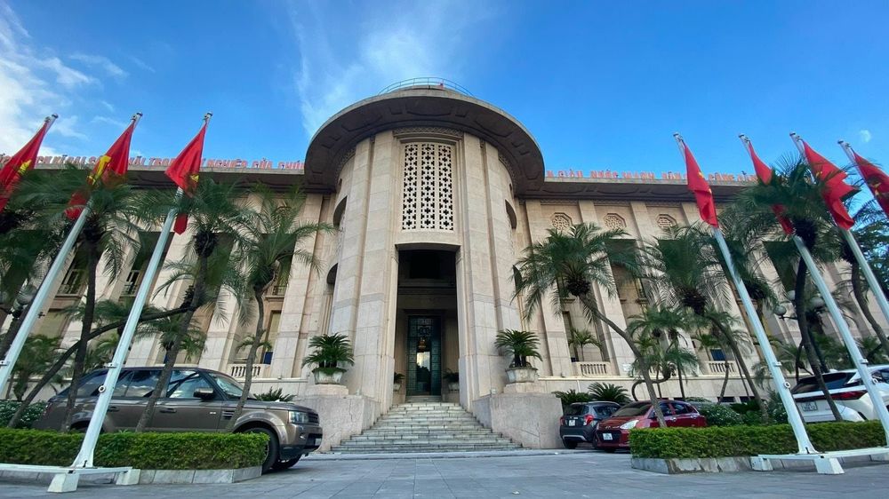 Interest-rate and exchange-rate dynamics and actions by the State Bank of Vietnam