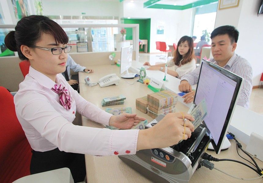Lợi nhuận ngân hàng bứt tốc nhờ tín dụng và dịch vụ