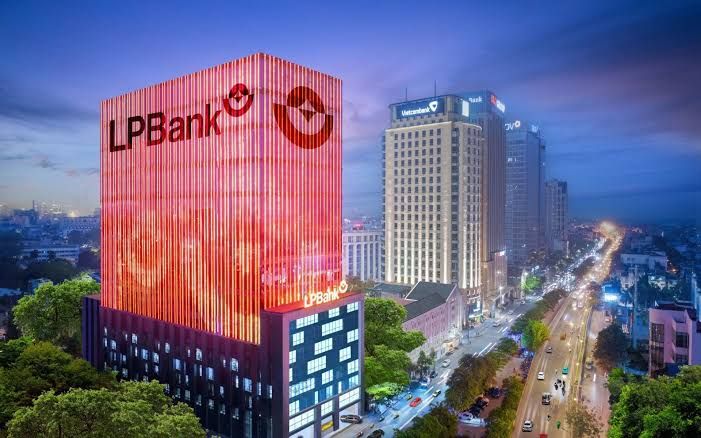 LPB tăng trần phiên sáng 5/10, vợ chồng ông Phạm Nhật Vượng sở hữu gần 295 triệu cổ phiếu