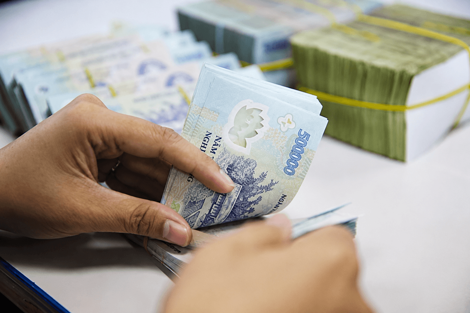 Ngân hàng đua phát hành chứng chỉ tiền gửi lãi suất cao huy động vốn