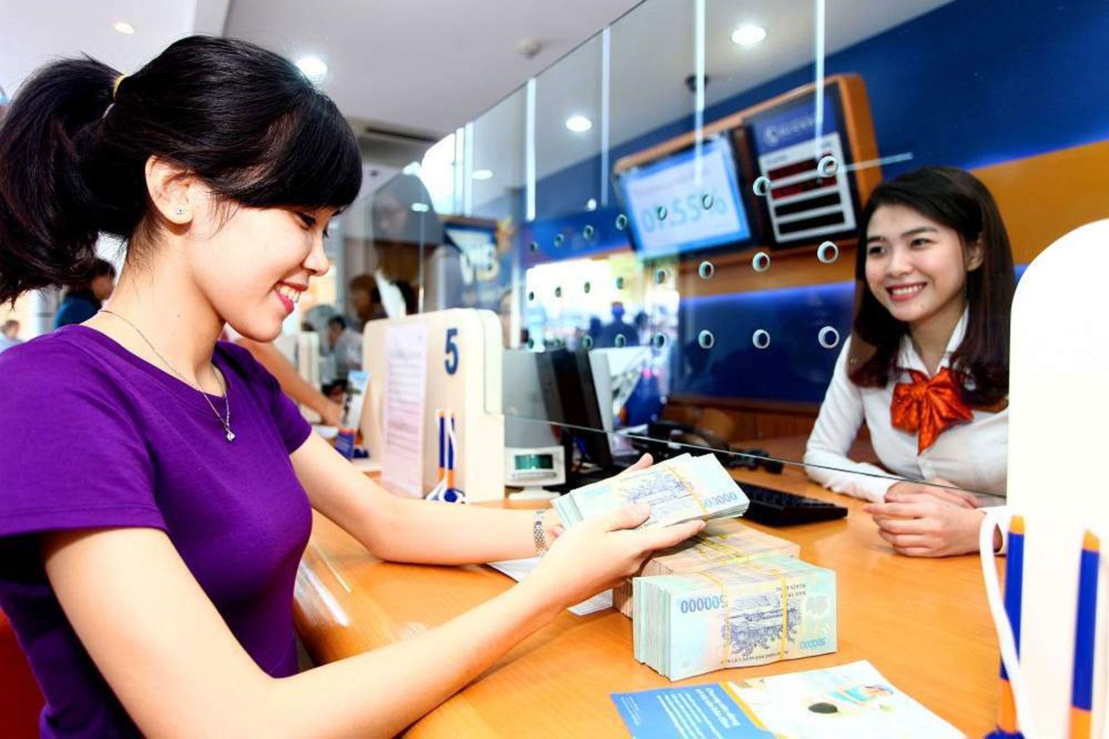 Dòng tiền bắt đáy lan tỏa, FPT tăng trần, MBB bứt phá, VN-Index tăng hơn 27 điểm