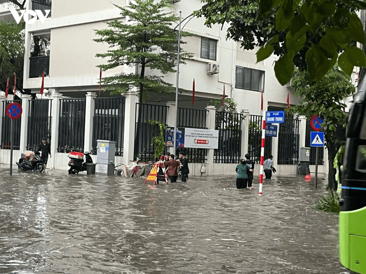 Hà Nội kiểm tra công trình chống ngập sau mưa lớn, điểm úng được xử lý trong ngày