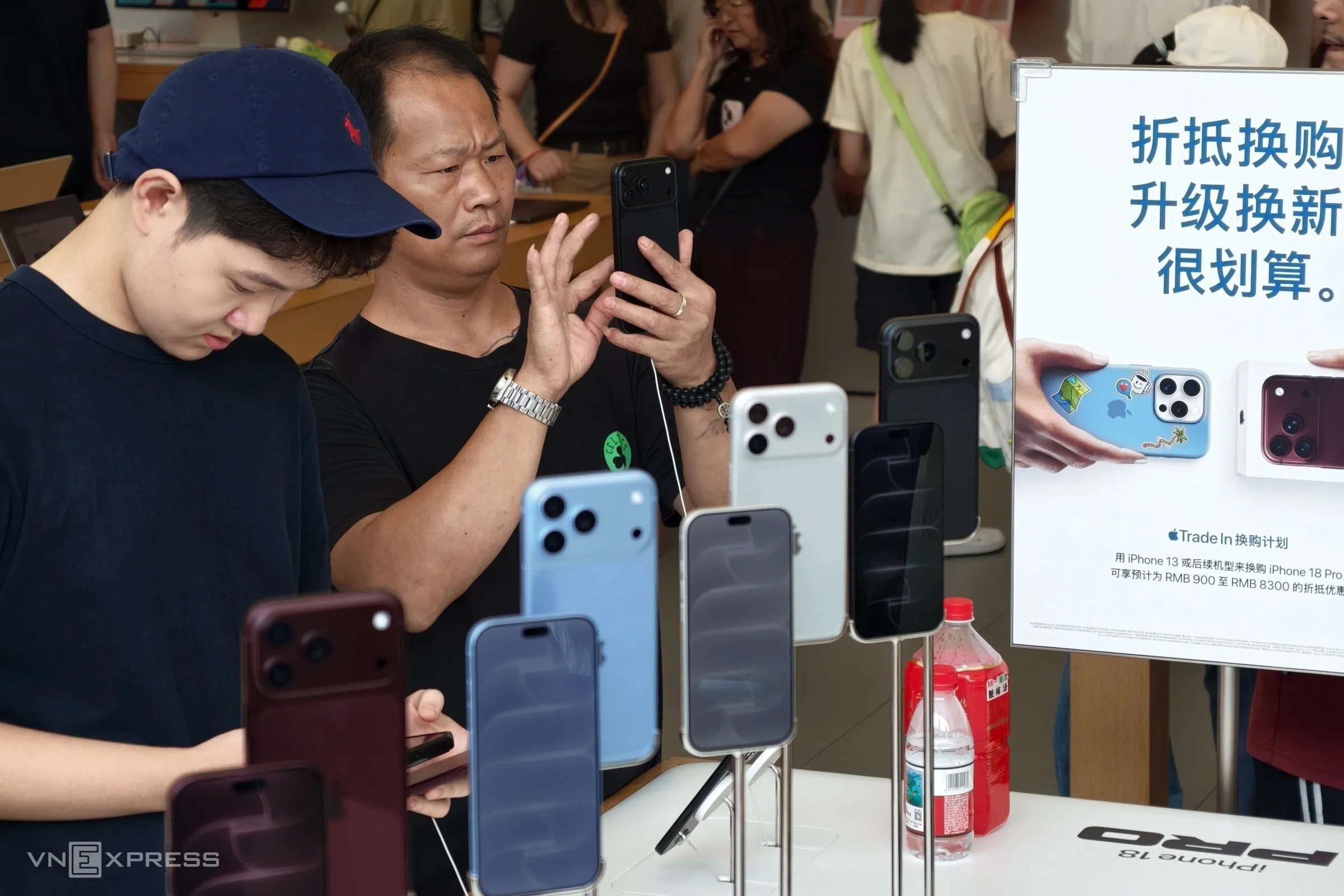 nguoi-dung-trai-nghiem-i-phone-18-pro-max-tai-apple-store-hang.webp