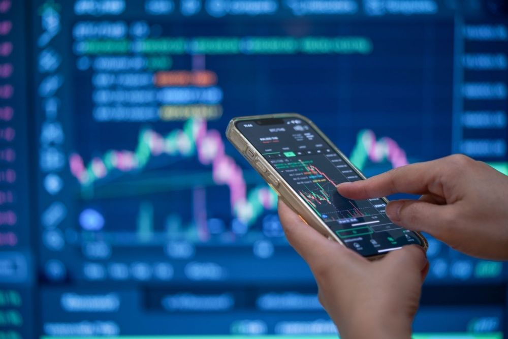 VN-Index "sáng cửa" vượt 1.800 điểm, CTCK chỉ ra loạt cổ phiếu có câu chuyện riêng và định giá hấp dẫn