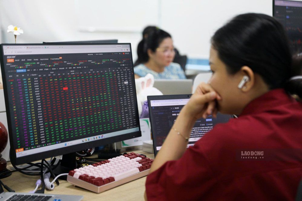 Nỗi buồn nhà đầu tư chứng khoán: Tài khoản bị bào mòn ngày qua ngày