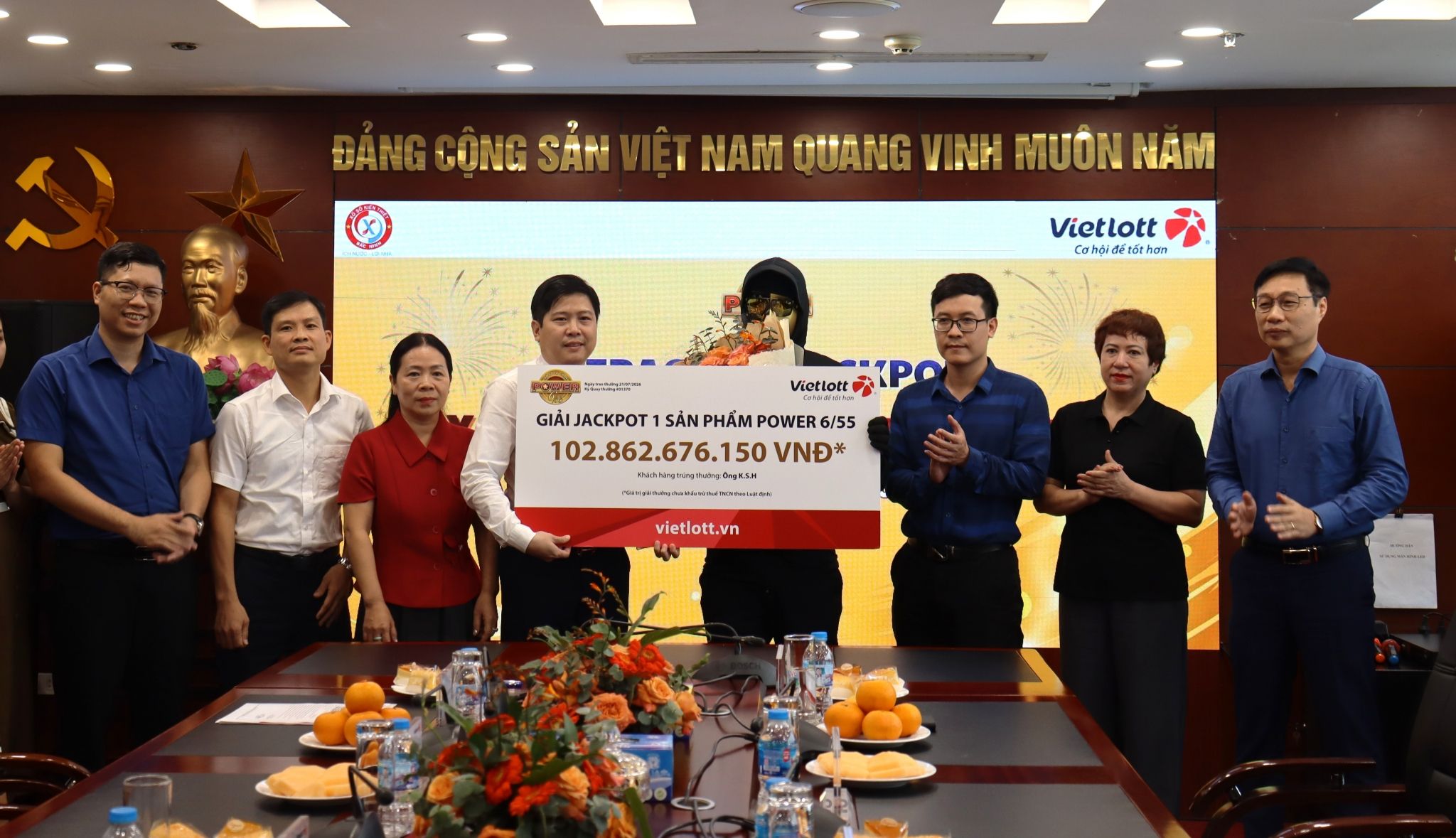 ong-k-s-h-nhan-giai-jackpot-1-xo-so-tu-chon-power-6-55-voi-gia-tri-hon-102-8-ty-dong.jpg