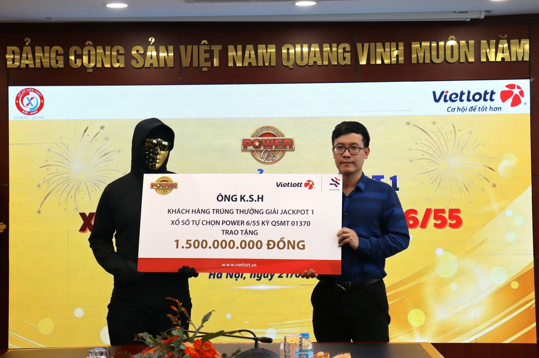 ong-k-s-h-trao-tang-1-5-ty-dong-de-thuc-hien-cac-hoat-dong-an-sinh-xa-hoi-thong-qua-quy-tam-tai-viet.jpg