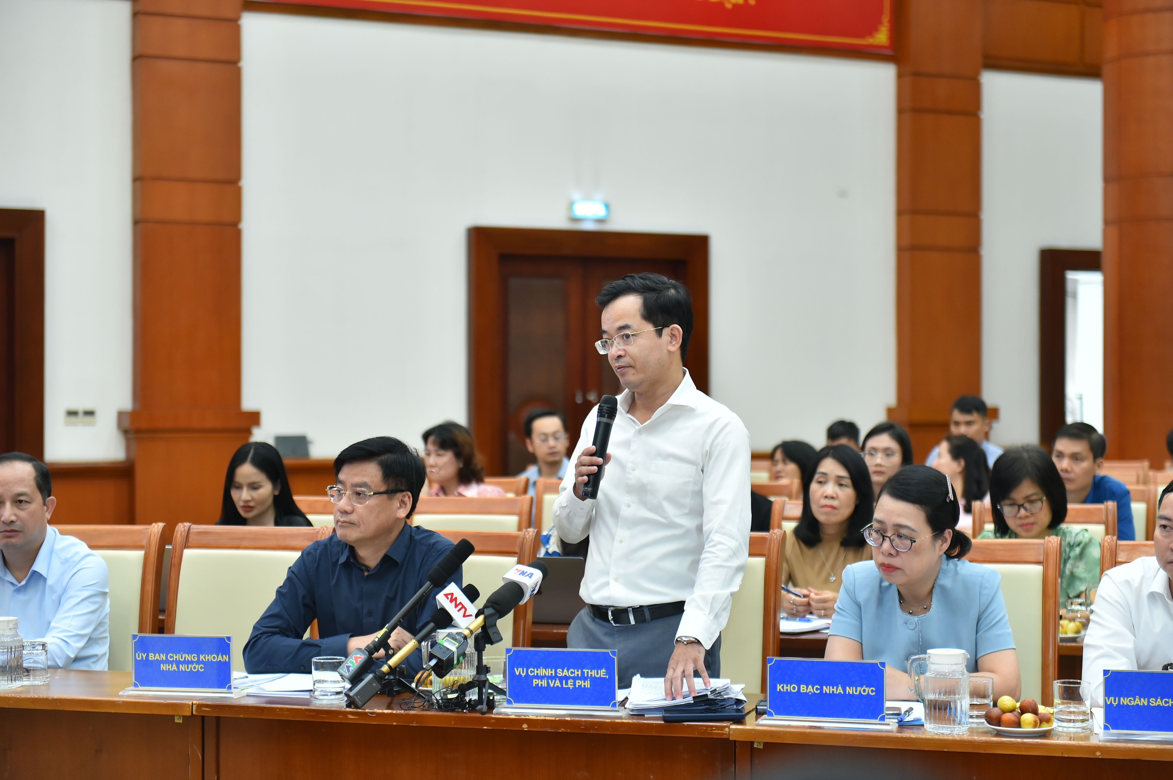 ong-truong-ba-tuan-pho-truong-vu-chinh-sanh-thue-phi-va-le-phi.jpg