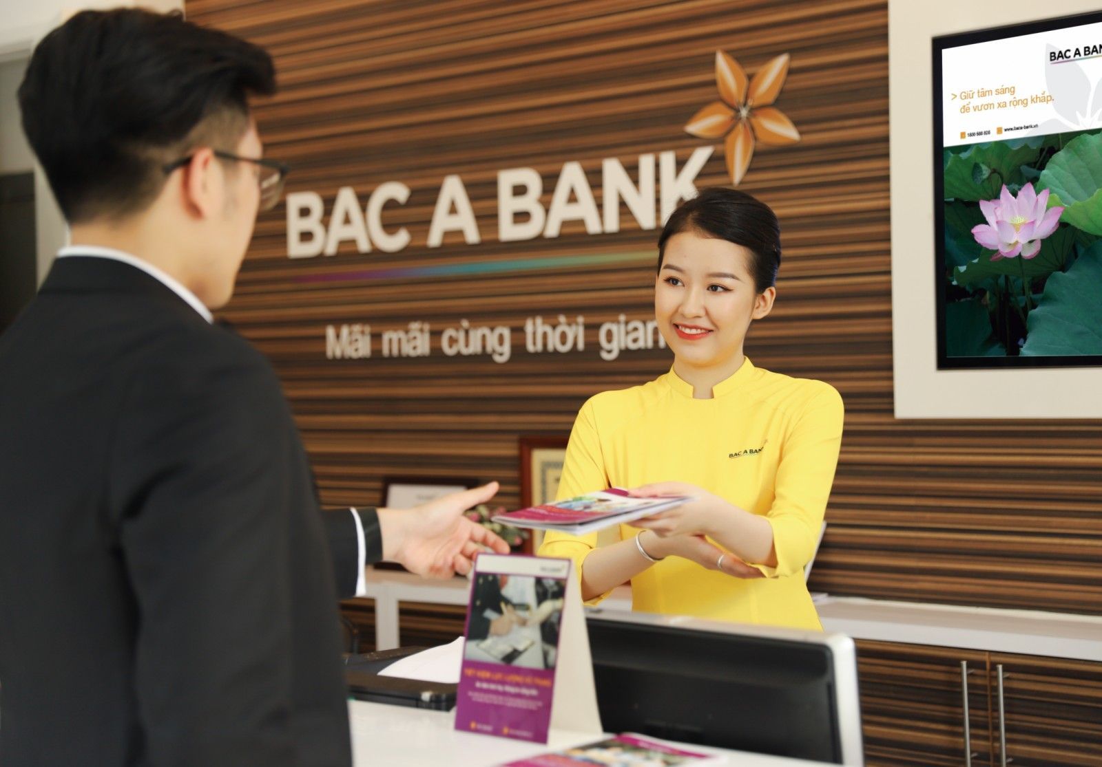 Lãi suất ngân hàng hôm nay 12/6: tiết kiệm bất ngờ tăng mạnh, nhiều kỳ hạn trực tuyến được điều chỉnh đồng loạt