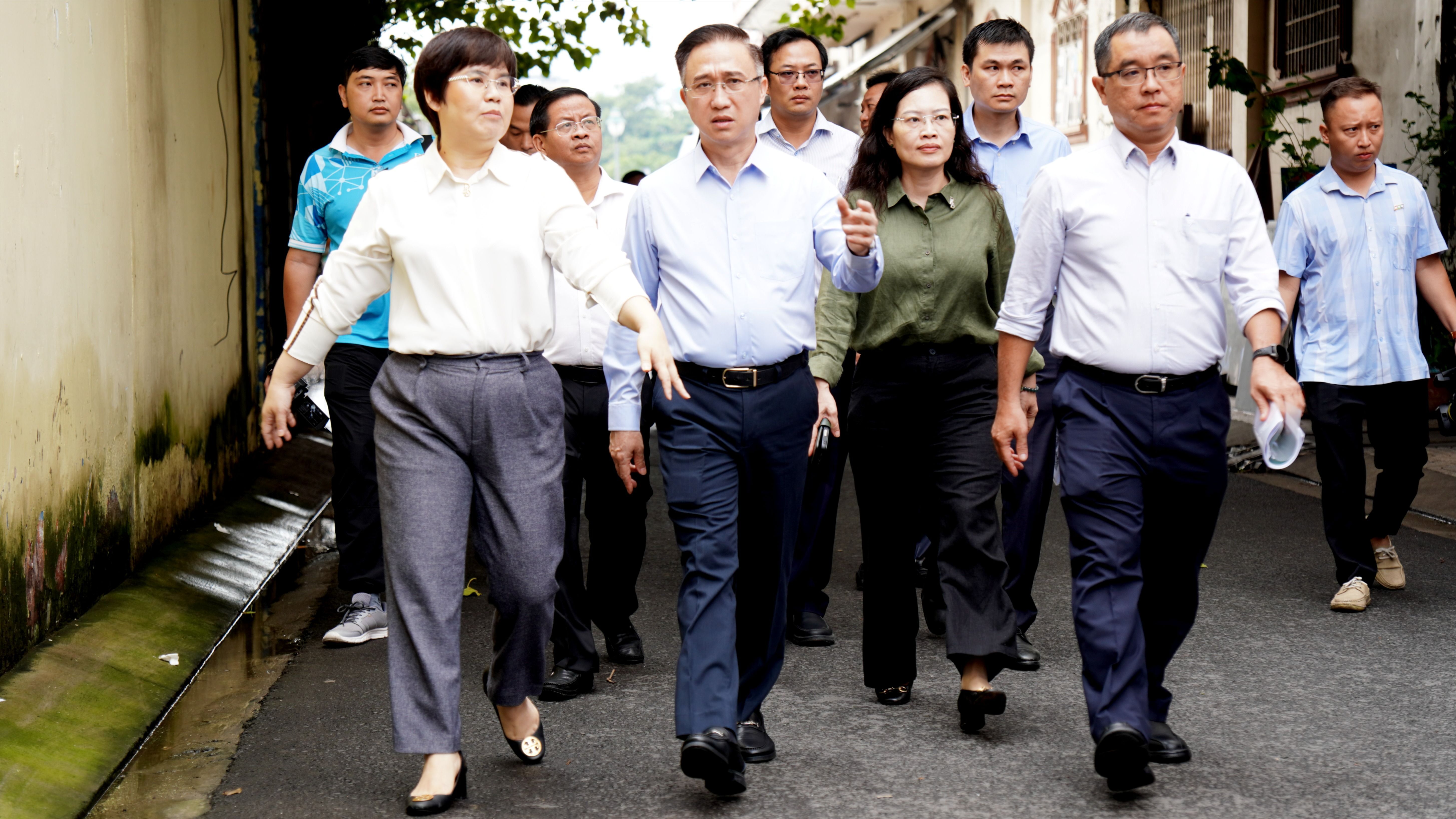 pho-bi-thu-thanh-uy-tphcm-dang-minh-thong-cung-doan-cong-tac-khao-sat-cac-du-an-cai-tao-xay-dung-chung-cu-cu-ngay-8-10.jpg