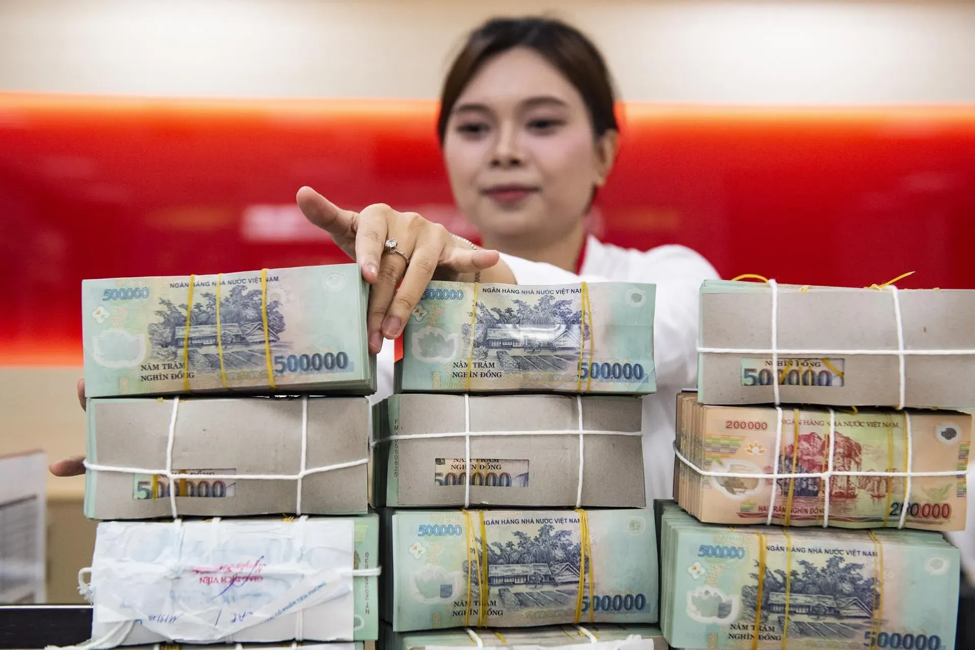 Lãi suất ngân hàng hôm nay ngày 1-6: Nhiều nhà băng đảo chiều tăng mạnh ở các kỳ hạn dài