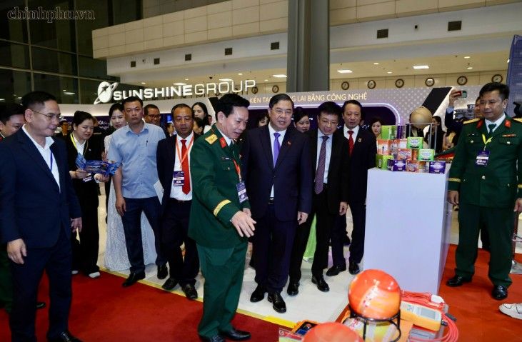 pho-thu-tuong-thuong-truc-tham-quan-cac-gian-hang.jpg