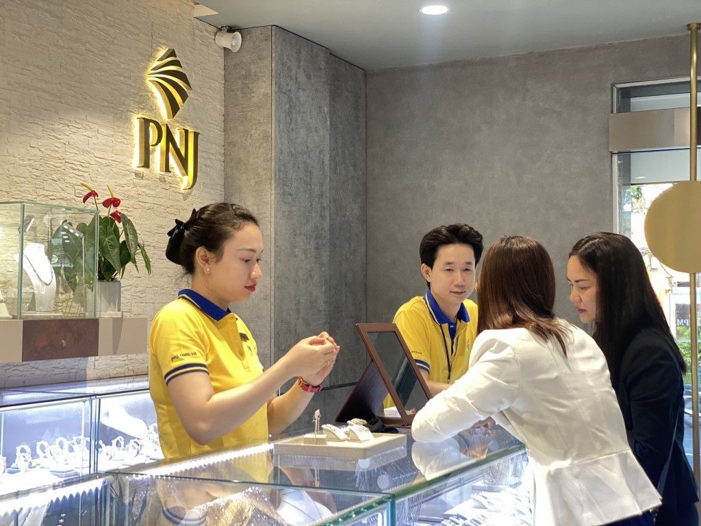 PNJ tăng hơn 40%, Tổng Giám đốc vừa mua 1 triệu cổ phiếu đang lãi khoảng 20%