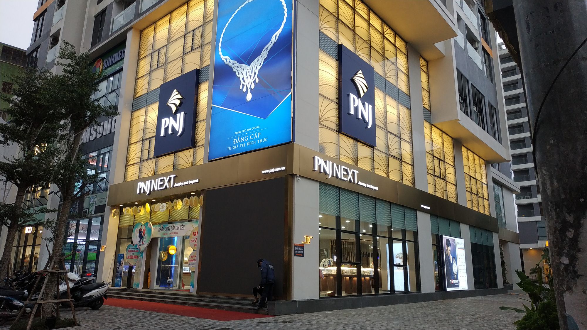 PNJ bật tăng gần 7% phiên 4/8