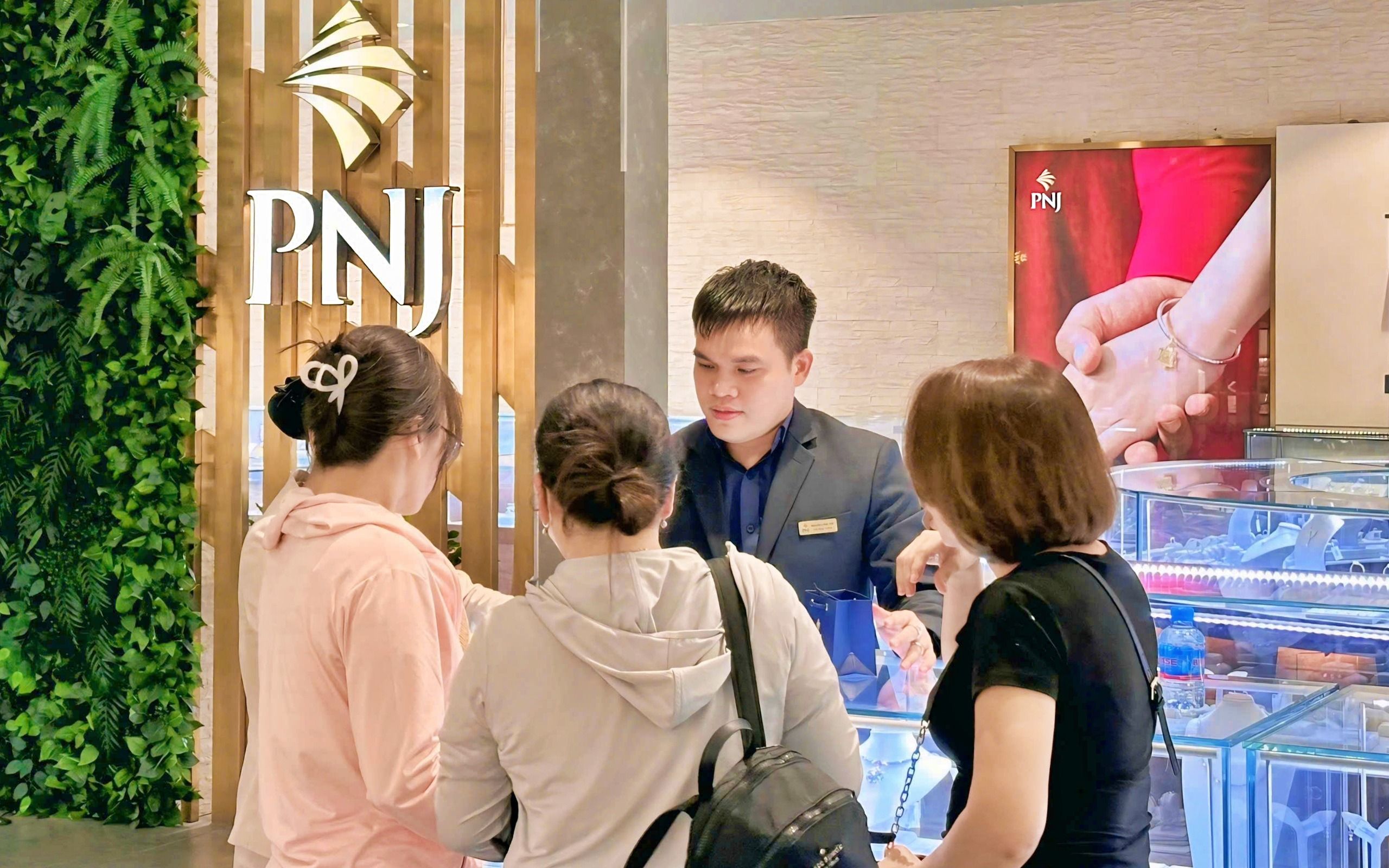 pnj-roi-top-100-doanh-nghiep-von-hoa-lon-nhat-san-chung-khoan.jpg