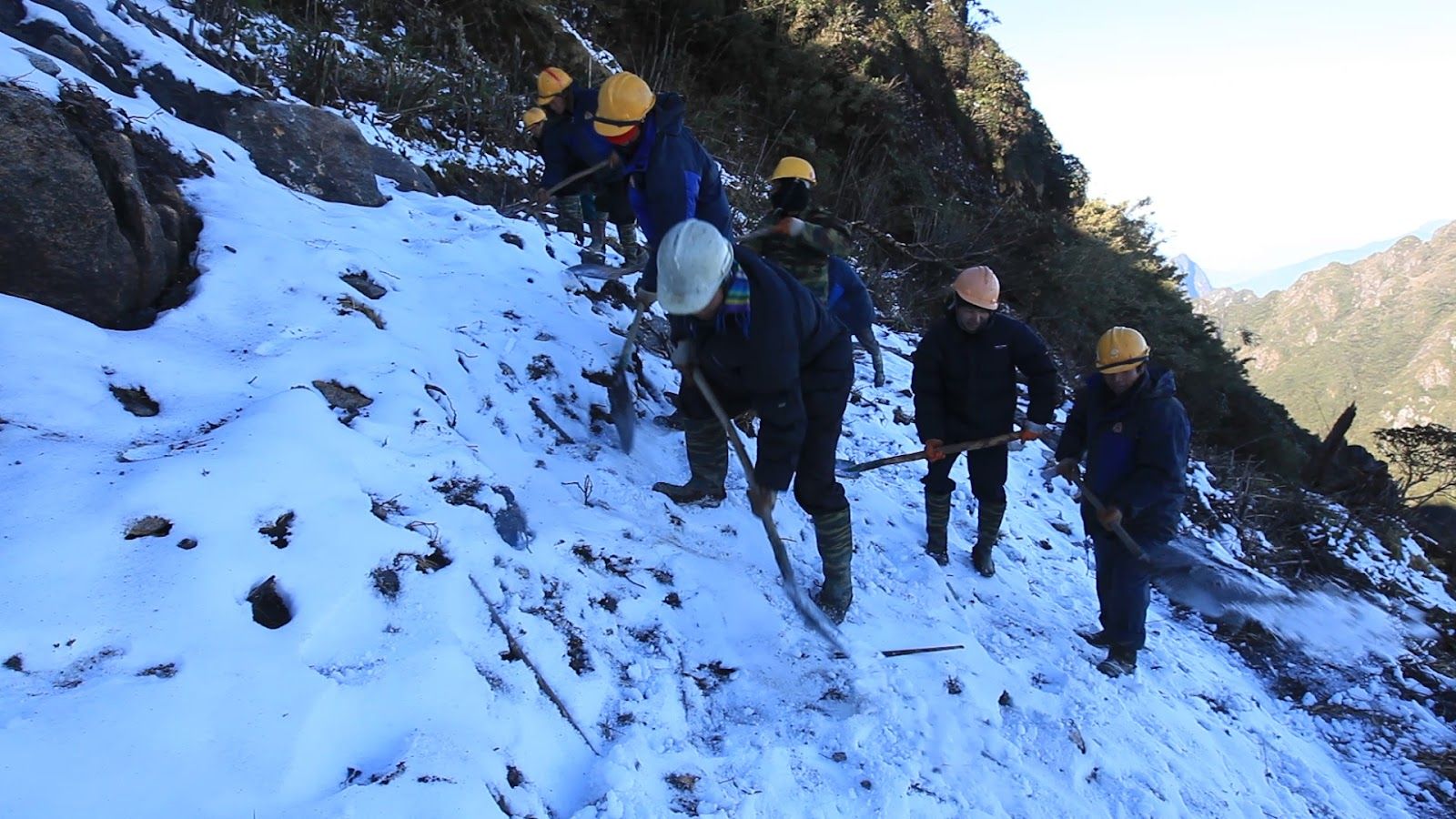 Chuyên gia ngoại dự báo 5 năm mới hoàn thành, kỹ sư Việt Nam chỉ trong 800 ngày xây dựng thành công cáp treo đạt 2 kỷ lục Guinness