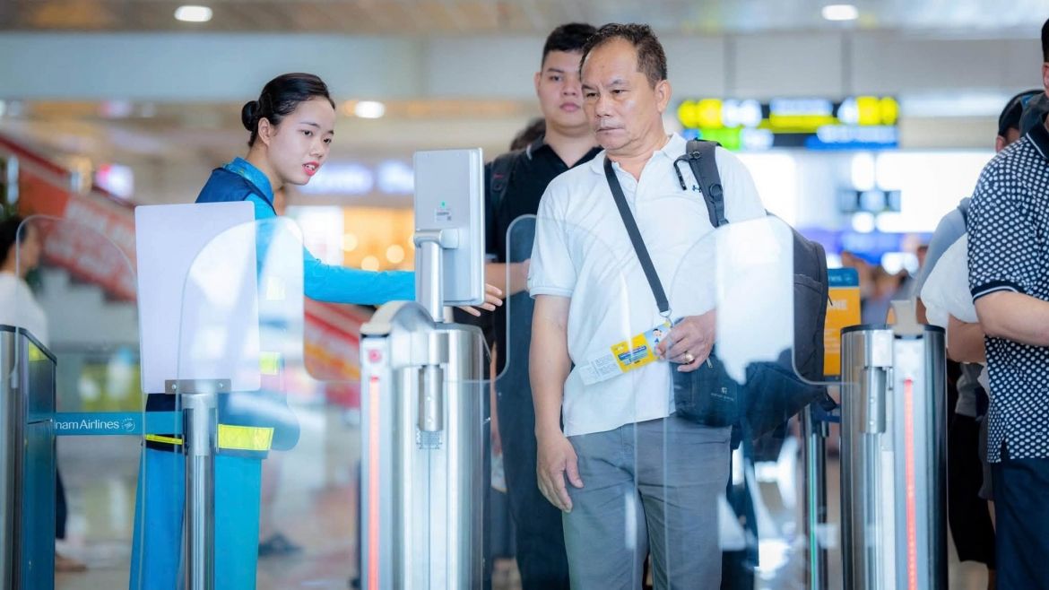 Sân bay Nội bài đưa kiosk sinh trắc học vào vận hành, rút ngắn thời gian check-in
