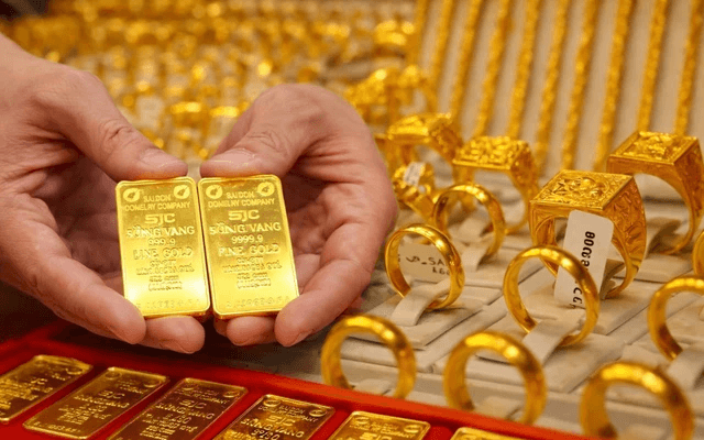 Afternoon April 16: SJC gold bars and gold rings continue to fall sharply.
