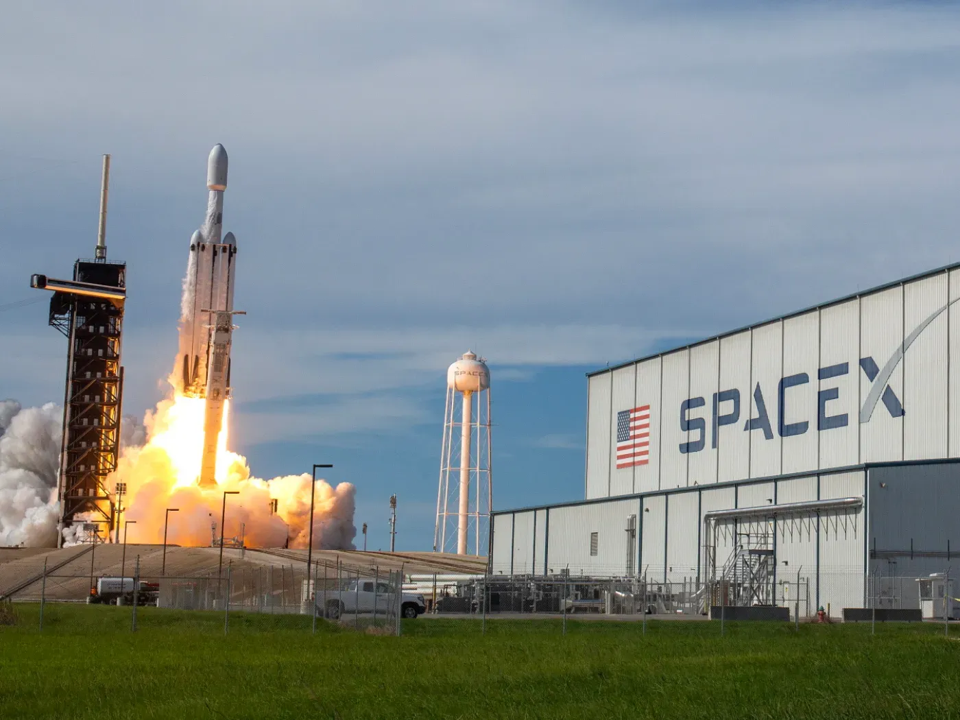 SpaceX tăng mạnh doanh thu nhờ AI, cổ phiếu vẫn giảm