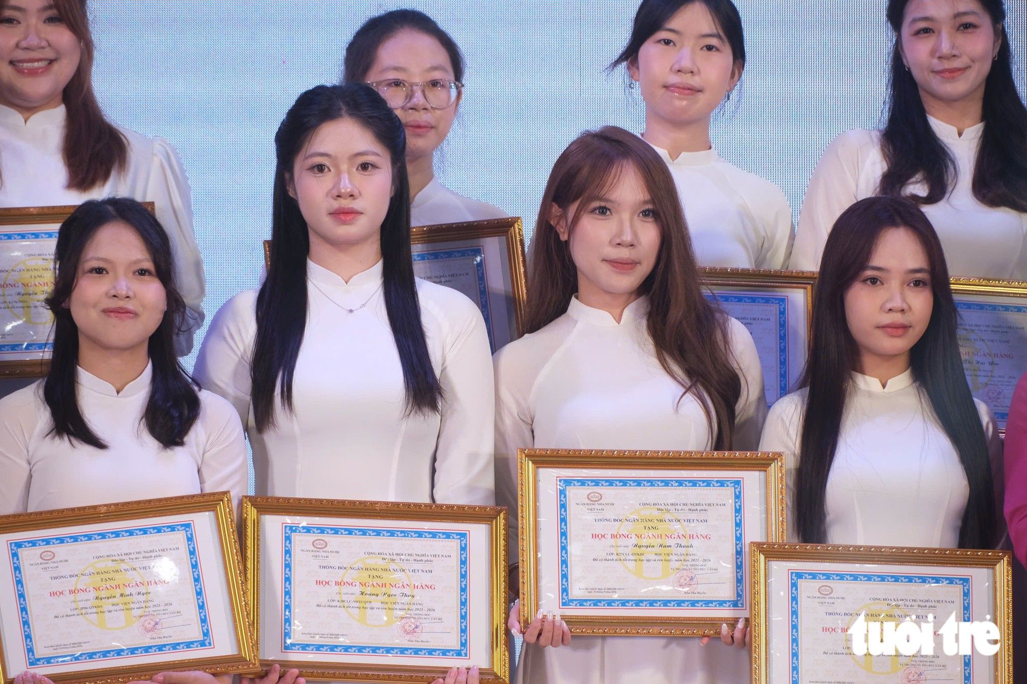 tan-sinh-vien-nhan-hoc-bong-do-thong-doc-ngan-hang-nha-nuoc-viet-nam-trao-tang-tai-le-khai-giang-sang-28-9.jpg