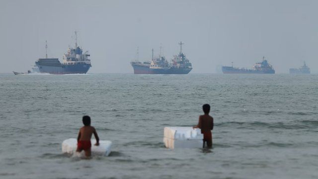 Vessel traffic through the Hormuz Strait quadruples as oil shipments resume