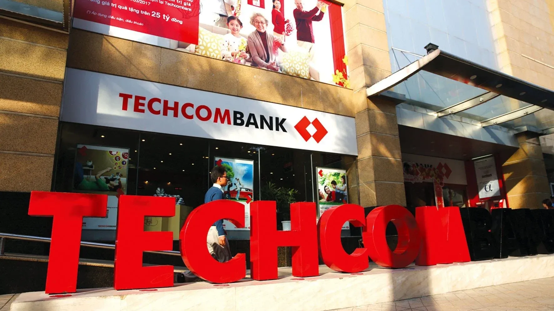 TCB và TCX cùng bứt phá, cổ phiếu Techcombank tăng trần sau tin bán 15% vốn