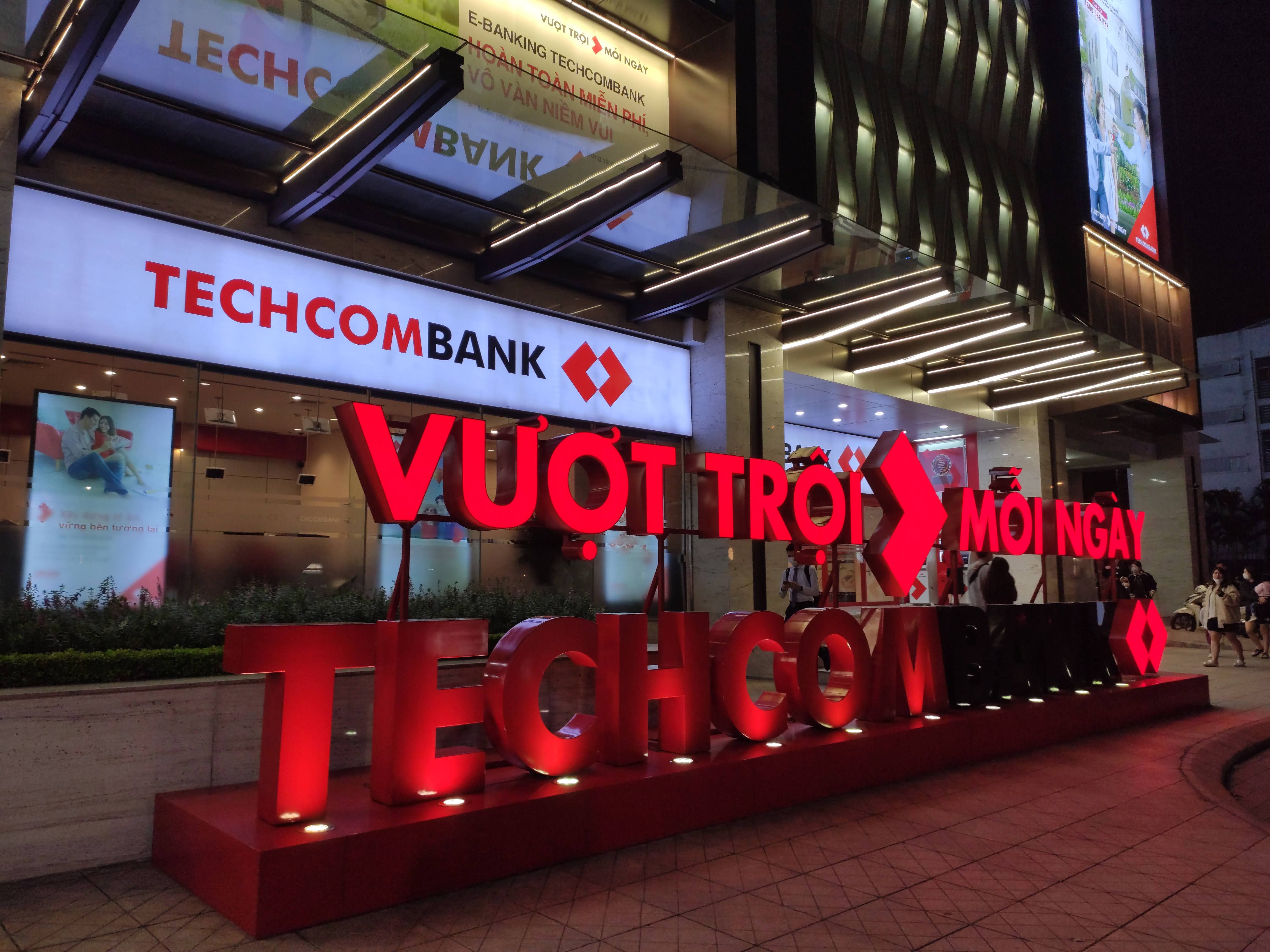 Cổ phiếu TCB quay đầu giảm, thương vụ 2 tỷ USD chưa ngã ngũ