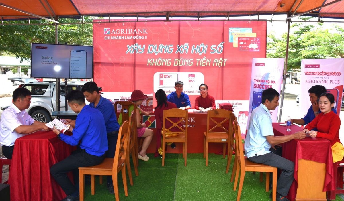 thanh-toan-khong-dung-tien-mat-dang-tro-thanh-diem-sang-cua-nganh-ngan-hang-tren-dia-ban-khu-vuc-10.jpg