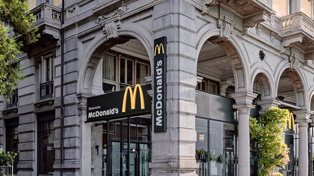 McDonald’s công bố kết quả quý 1/2026 khả quan khi cổ phiếu tiến gần mức thấp nhất trong 52 tuần giữa bối cảnh lo ngại lạm phát và khó khăn vĩ mô