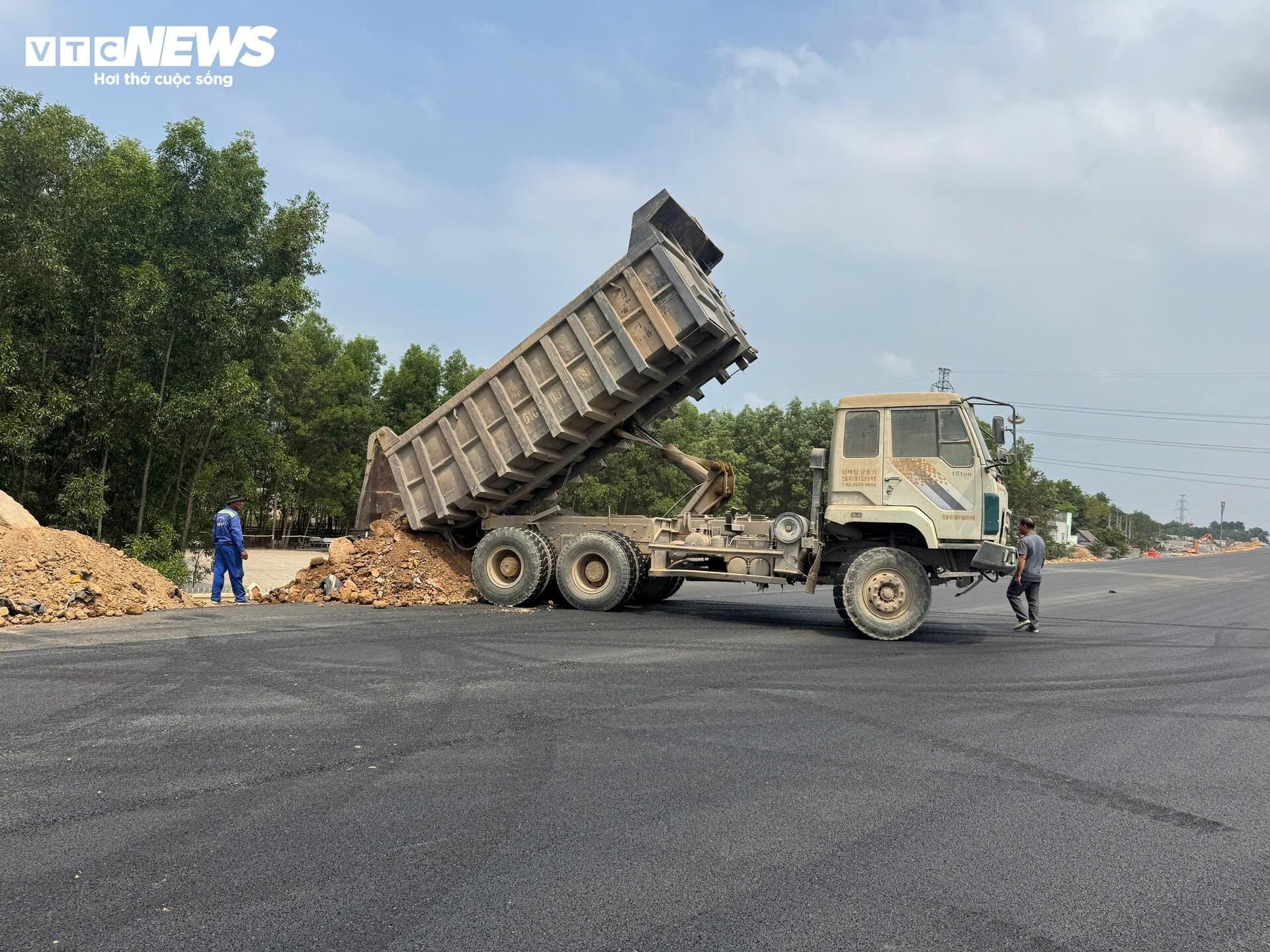 Construction sites in Dong Nai operate through the 30/4–1/5 holiday, accelerating key projects
