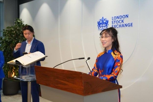 tien-si-nguyen-thi-phuong-thao-phat-bieu-nhan-chuyen-tham-san-giao-dich-chung-khoan-luan-don-sang-22-7.jpg