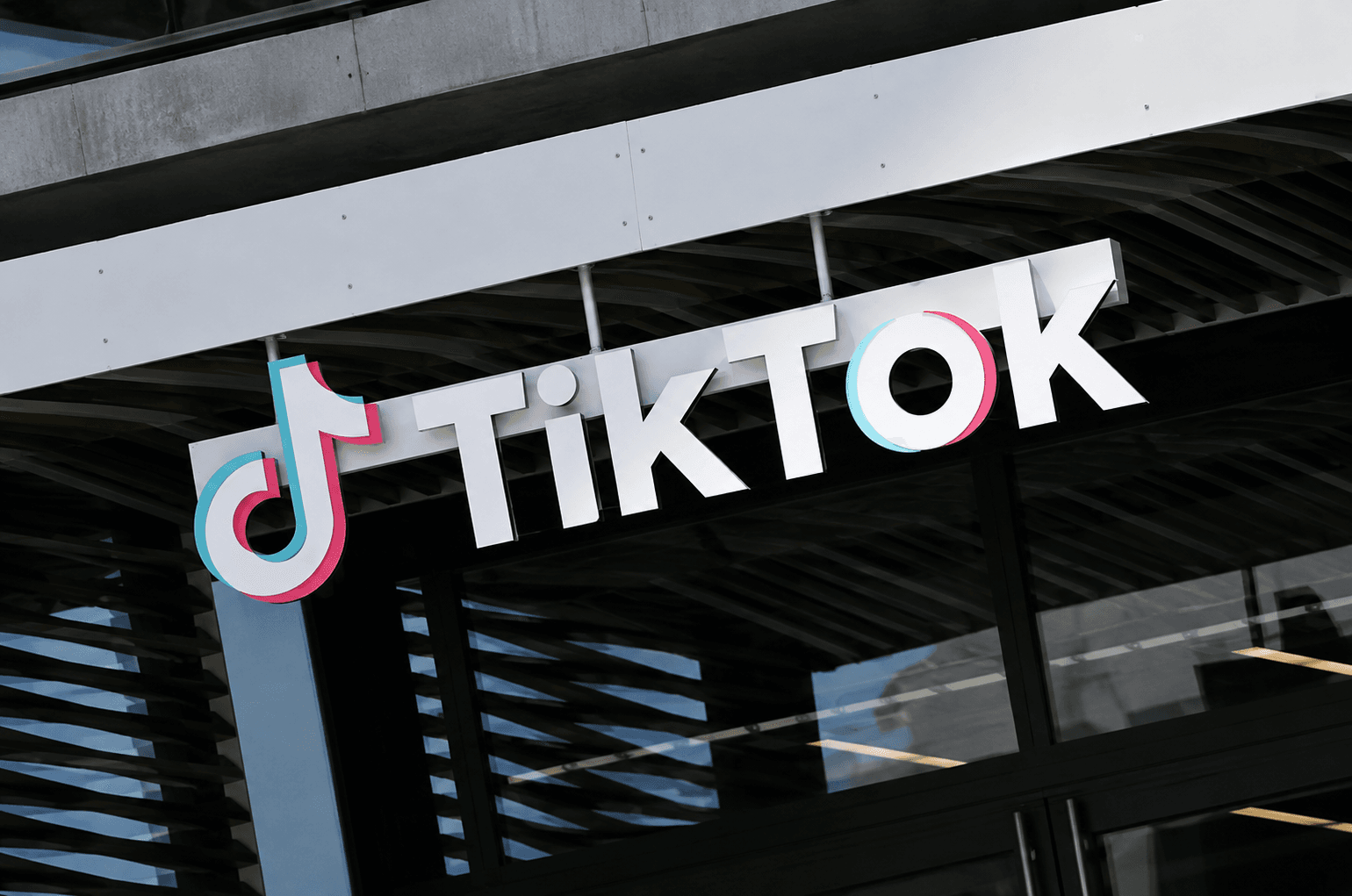 tik-tok-dong-cua-mot-van-phong-sa-thai-250-nhan-vien.png