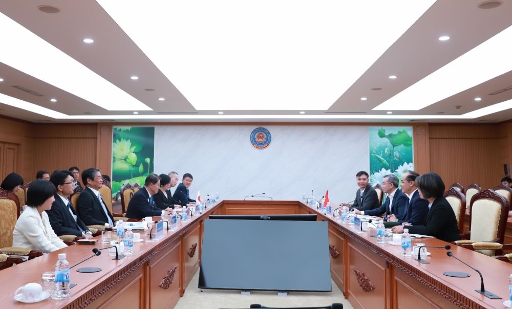 toan-canh-buoi-tiep-va-lam-viec.jpg