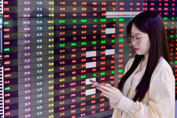 Cổ phiếu phủ sắc đỏ, VN-Index tiếp tục lao dốc