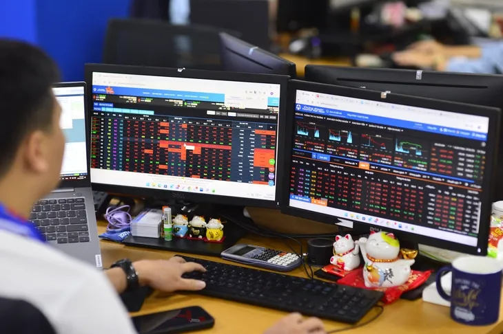 Chứng khoán 18-8: VN-Index giằng co, chuyên gia cảnh báo rủi ro điều chỉnh sâu hơn