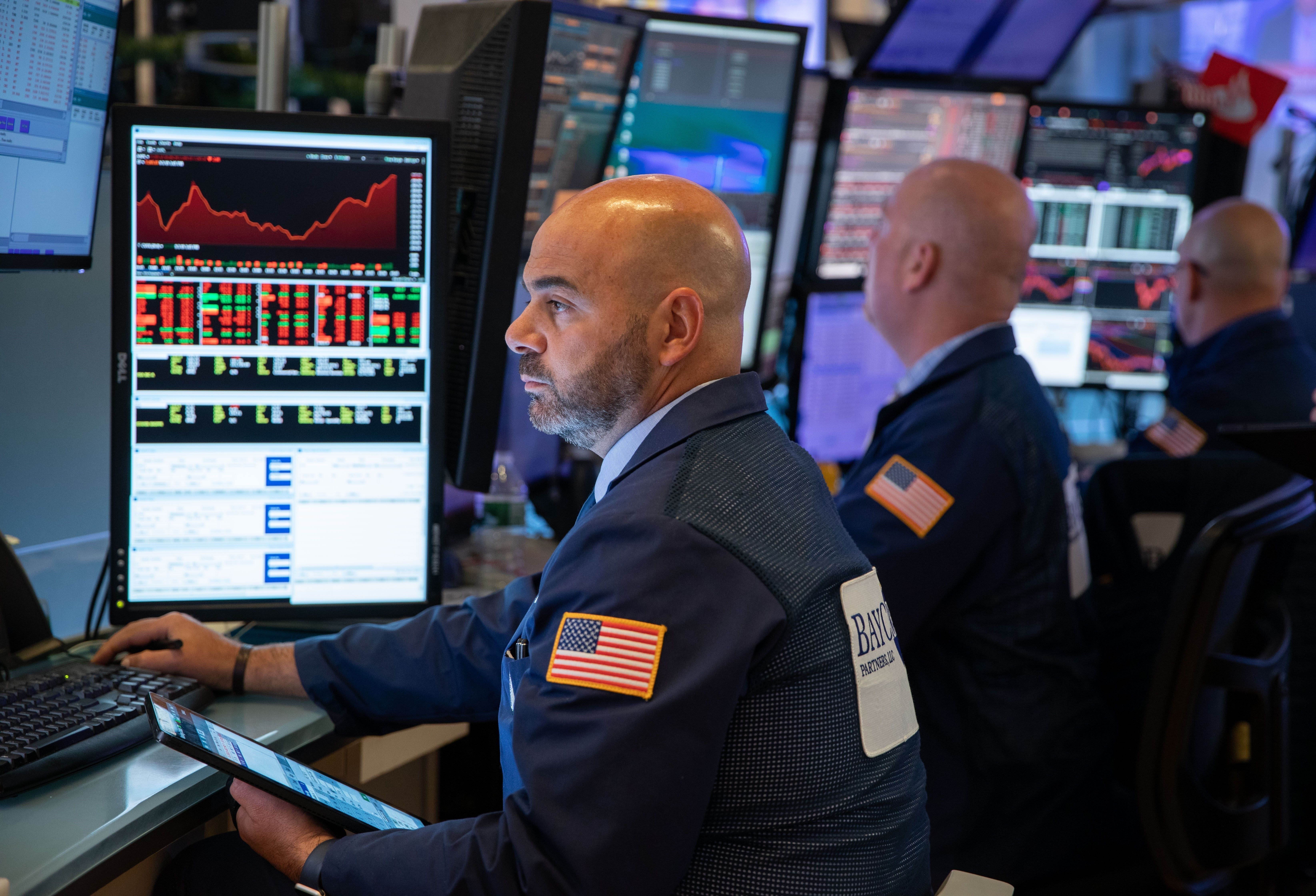 Dow Jones giảm 131 điểm, Nasdaq mất hơn 1% vì làn sóng bán cổ phiếu AI